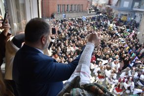 «Βούλιαξε» η Νάουσα στην κορύφωση της Αποκριάς 2026     Χιλιάδες επισκέπτες από την Ελλάδα και το εξωτερικό τίμησαν το μοναδικό δρώμενο «Γενίτσαροι και Μπούλες»