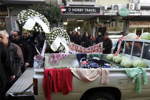 Χθες Τετάρτη στο κέντρο της Βέροιας: Συμβολική πορεία με αποκλεισμό της Μητροπόλεως από τους πωλητές λαϊκών αγορών Ημαθίας - «Λουκέτο» επ΄αόριστον, στις λαϊκές της χώρας