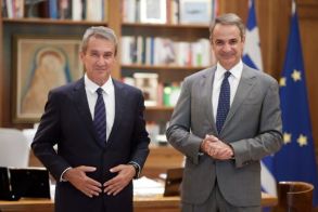 Στη Νέα Δημοκρατία προσχώρησε χθες, ο πρ. υπουργός  του ΠΑΣΟΚ και πρόεδρος των  “Δημοκρατών”, Ανδρέας Λοβέρδος  Χαριλάου Τρικούπη: «Προφανώς, ήρθε η ώρα της εξαργύρωσης»