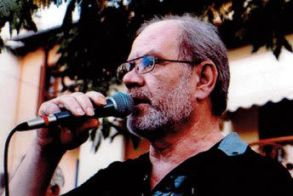 In memoriam στο ‘‘Αηδόνι των Βλάχων’’ Γιώργο Μανέκα  για την ανεκτίμητη προσφορά του στον πολιτισμό των Βλάχων.