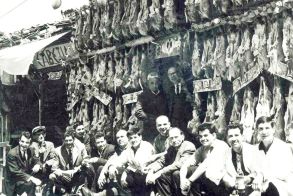 ΜεΜιαΜατια Πάσχα, δεκαετία του ‘60. Κρεοπωλείο Κων/νου Πίκου, Αχιλλέα Μπίκα και Ξυλοφόρου