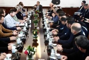 Με μία Επιτροπή η συνάντηση στο Μαξίμου - Μητσοτάκης: Τις εξελίξεις τις διαμορφώνουν οι παρόντες, είμαστε εδώ να δούμε τι περιθώρια βελτίωσης υπάρχουν -Δεν προσήλθε η Πανελλαδική των Μπλόκων και συνεχίζει τις κινητοποιήσεις – Ευρεία σύσκεψη σήμερα στην Κα