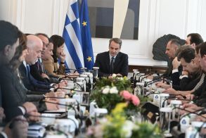 Επέκταση δικαιώματος της επιστολικής ψήφου Μητσοτάκης για Εθνικές εκλογές 2027: Δημιουργία Τριεδρικής Περιφέρειας Απόδημου Ελληνισμού – Επανέρχονται στις 12 οι έδρες Επικρατείας και παραμένει στο 3% το όριο εισόδου στη Βουλή