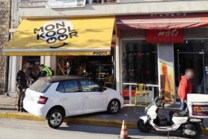Αυτοκίνητο «καρφώθηκε» σε κατάστημα αρτοσκευασμάτων στο κέντρο της Βέροιας