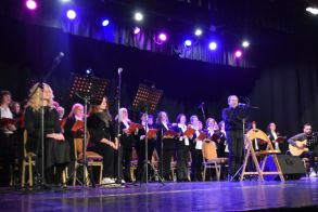 Πετυχημένη η μουσικοθεατρική εκδήλωση «Απ’ το 1821 στο σήμερα» στο Δημοτικό Θέατρο Νάουσας