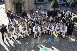 Οι «Γενίτσαροι και Μπούλες» στο Δημαρχείο Νάουσας χωρίς τον «πρόσωπο», σύμφωνα με την παράδοση