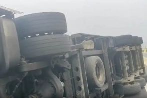 Ανατράπηκε νταλίκα χθες το πρωί στην Εγνατία Οδό στο ύψος της  Κοζάνης