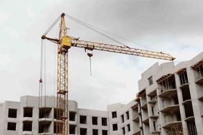 Μετά την θετική εισήγηση του ΣτΕ, υπογράφηκε ο Νέος Οικοδομικός Κανονισμός και ανοίγει o δρόμος για χιλιάδες οικοδομικές άδειες