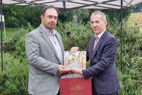 Δώρα φιλοξενίας και εκτίμησης αντάλλαξαν ο δήμαρχος Βέροιας και ο αντιδήμαρχος αθλητισμού με τους  επισήμους καλεσμένους της Ολυμπιακής Φλόγας