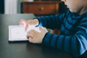 Η συνεχής έκθεση των παιδιών στις οθόνες αυξάνει τα περιστατικά μυωπίας ακόμη και από την προσχολική ηλικία