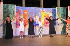 «Ούτε Μπρος ούτε Πίσω»: Μια Σατυρική Ματιά στην Σύγχρονη Ελληνική Πραγματικότητα