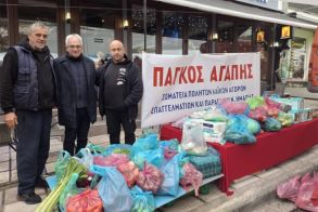 Ο Πάγκος Αγάπης στήθηκε και φέτος στην λαϊκή της Βέροιας