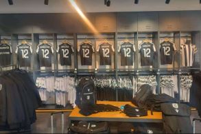 Τιμητικές φανέλες στη μπουτίκ για  τους αδικοχαμένους οπαδούς του ΠΑΟΚ