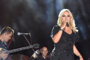 Νάουσα: Ξεσήκωσε τον κόσμο στη συναυλία της, η Πέγκυ Ζήνα