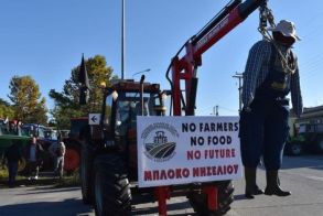 Με τη «θηλιά» στο λαιμό, αγρότες και κτηνοτρόφοι, κατέβηκαν σε πορεία με τρακτέρ, στο κέντρο της Βέροιας