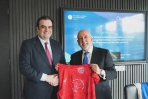 Ο Πιερρακάκης δώρισε φανέλα του Πανιωνίου στον Διοικητή  της Τράπεζας της Ιρλανδίας