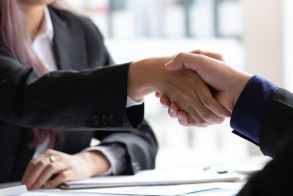 Προσλήψεις: Υποχρεωτική η αναγραφή της αμοιβής, στις αγγελίες εργασίας