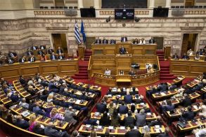 Πρόταση δυσπιστίας κατά της κυβέρνησης, από ΠΑΣΟΚ, ΣΥΡΙΖΑ, Νέα Αριστερά και Πλεύση Ελευθερίας, για το σιδηροδρομικό δυστύχημα των Τεμπών -Εκλογές με διεθνείς παρατηρητές, ζητάει ο Κασσελάκης  - Για προσπάθεια αποσταθεροποίησης, κάνει λόγο η κυβέρνηση
