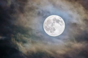 Έλαμψε χθες η «Ψυχρή Υπερπανσέληνος»