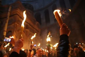 Αεροπορικώς το Άγιο Φως από τα Ιεροσόλυμα στην Αθήνα και σε 8 περιοχές της Ελλάδας