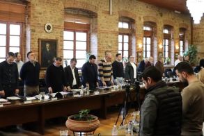 Ενός λεπτού σιγή στο Δημοτικό Συμβούλιο Βέροιας για τα θύματα των Τεμπών