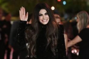 Αστραφτερή και με τα φλας επάνω της, αναλαμβάνει  σήμερα επισήμως,   η νέα πρέσβης των ΗΠΑ, στην Αθήνα