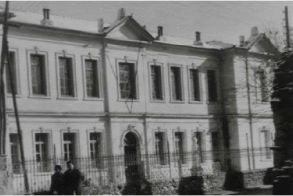 ΜεΜιαΜατιά - Αγίου Δημητρίου... είσοδος 1ου Δημοτικού Σχολείου, σημερινού Δημαρχείου