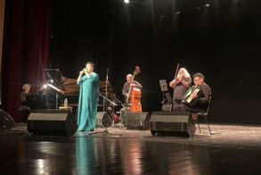 Η Σόνια, οι Plaza Ensemble και το «θεραπευτικό» της ψυχής ρεπερτόριο, χειροκροτήθηκαν θερμά από το κοινό