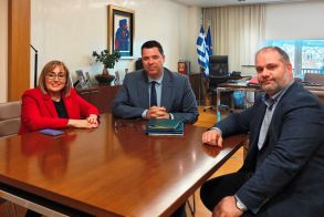 Στο επίκεντρο σημαντικά αναπτυξιακά ζητήματα του Δήμου Νάουσας     Συνάντηση του Δημάρχου Ηρωικής Πόλεως Νάουσας Νίκου Κουτσογιάννη με τον Υφυπουργό Παρά τω Πρωθυπουργώ Θανάση Κοντογεώργη