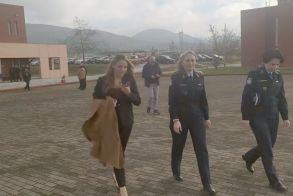 Τη Σχολή Μετεκπαίδευσης και Επιμόρφωσης Ελληνικής Αστυνομίας, στη Βέροια, επισκέφθηκε  η  Συντονίστρια του Γραφείου Πρωθυπουργού, Έλενα Σώκου