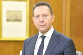 ΕΚΘΕΣΗ ΤΟΥ ΔΙΟΙΚΗΤΗ ΓΙΑ ΤΟ ΕΤΟΣ 2025 AΠΟ ΤΗΝ ΚΡΙΣΗ ΣΤΗΝ ΑΝΘΕΚΤΙΚΟΤΗΤΑ: Η ΕΛΛΗΝΙΚΗ ΟΙΚΟΝΟΜΙΑ ΣΕ ΣΥΝΘΗΚΕΣ  ΑΥΞΗΜΕΝΗΣ ΔΙΕΘΝΟΥΣ ΑΒΕΒΑΙΟΤΗΤΑΣ ΚΑΙ ΑΛΛΕΠΑΛΛΗΛΩΝ ΔΙΑΤΑΡΑΧΩΝ  Ομιλία του Διοικητή της Τράπεζας της Ελλάδος Γιάννη Στουρνάρα στη Γενική Συνέλευση των Με