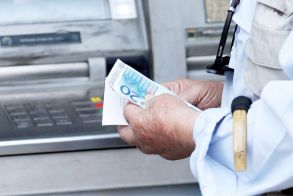 Με παρεμβάσεις του υπουργείου Οικονομικών Τράπεζες: Μηδενίζονται  οι χρεώσεις μέσω ΔΙΑΣ στα ΑΤΜ  -Εθνικό πλαφόν 1,5 ευρώ για όλες τις άλλες πληρωμές