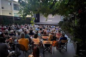«Σαν ΣΤΑΡ του θερινού σινεμά»: Αναβάλλεται για τις 7 Αυγούστου η «Πλεξούδα», λόγω βροχής