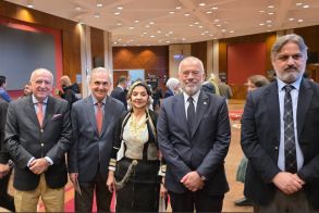 Η ΒΙΒΛΙΟΘΗΚΗ ΤΗΣ ΑΛΕΞΑΝΔΡΕΙΑΣ  ΥΠΟΔΕΧΘΗΚΕ ΤΟΥΣ ΑΛΕΞΑΝΔΡΟΥΣ ΤΟΥ ΒΑΡΛΑΜΗ  ΜΕ ΕΝΘΟΥΣΙΑΣΜΟ ΚΑΙ ΣΥΓΚΙΝΗΣΗ