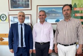 Επίσκεψη του Υφυπουργού Ανάπτυξης στον Γενικό Διευθυντή Δασών και Δασικού Περιβάλλοντος για την κατασκευή υπόγειου πάρκινγκ στην περιοχή Αγίων Αναργύρων στη Βέροια
