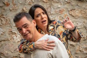 ΚΥΡΙΑΚΗ 16 ΝΟΕΜΒΡΙΟΥ ΣΤΗ ΝΑΟΥΣΑ   Το  «CHECK IN για 2» του Μάκη Τσούφη, με Κων/νο Καζάκο και Ιωάννα Πηλιχού, στο δημοτικό Θέατρο