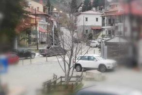 Η παράνομη στάθμευση στην πλατεία του Σελίου καλά κρατεί…