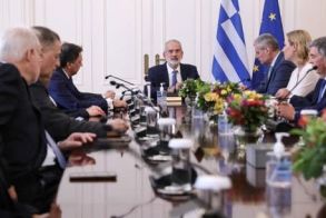 Ορκωμοσία και πρώτη συνεδρίαση του υπηρεσιακού υπουργικού συμβουλίου υπό τον Ι. Σαρμά, στο Μέγαρο Μαξίμου
