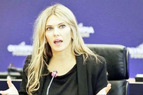 Βγάζει το βραχιολάκι  η Εύα Καϊλή