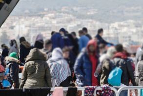 Σχέδιο καταγραφής των παράτυπων μεταναστών, για να καλυφθούν νόμιμα οι ελλείψεις εργατών στη γεωργία, τις κατασκευές και τον τουρισμό