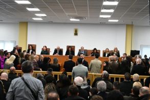 Ξεκίνησε η δίκη των Τεμπών με αναβολή και έντονες αντιδράσεις από συγγενείς θυμάτων και συνηγόρους