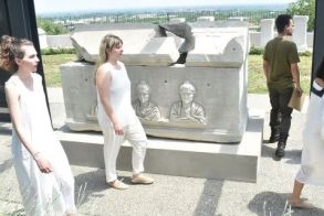 Μια πραγματική γιορτή με λαμπαδηδρομία, χορευτικά και θεατρικά δρώμενα στη μνήμη των αρχαίων Μακεδόνων