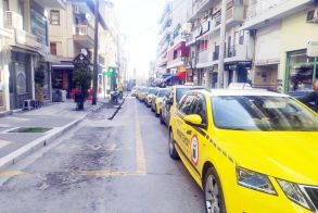 Εις το μέσον της Καρακωστή η ουρά των ταξί,  ελέω οπτικών ινών