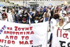 Με τα 158 γαλάζια «ναι» πέρασε το εργασιακό νομοσχέδιο