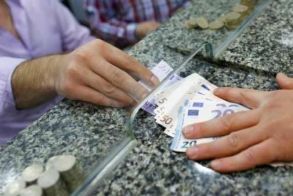 Καταβάλλονται σήμερα 325 εκατ. ευρώ σε δικαιούχους κοινωνικών επιδομάτων