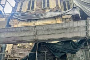 Κατεδαφίστηκε χθες λόγω επικινδυνότητας, το «αιωνόβιο» διατηρητέο της οικογένειας Θεμελή, στην Κεντρικής