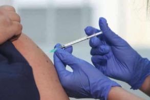 Εμβολιασμός: Εγκρίθηκε η τέταρτη δόση – Ποιους αφορά