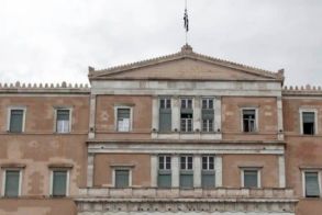 «Κόφτης» σε όσους υπερβαίνουν τον χρόνο τους στη Βουλή