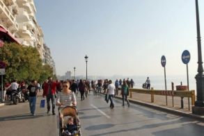 Κυριακάτικη βόλτα στην πεζοδρομημένη παραλιακή της Θεσσαλονίκης 