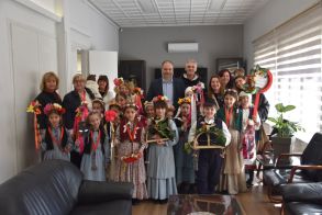 Χελιδονίσματα στη Νάουσα   Το Λύκειο των Ελληνίδων Νάουσας μετέφερε το μήνυμα της άνοιξης στο Δημαρχείο